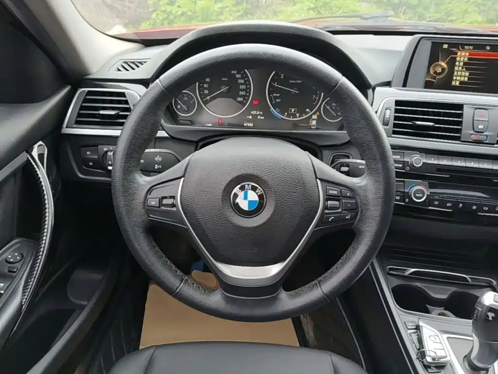 BMW 3 Series 2017 — фото 11