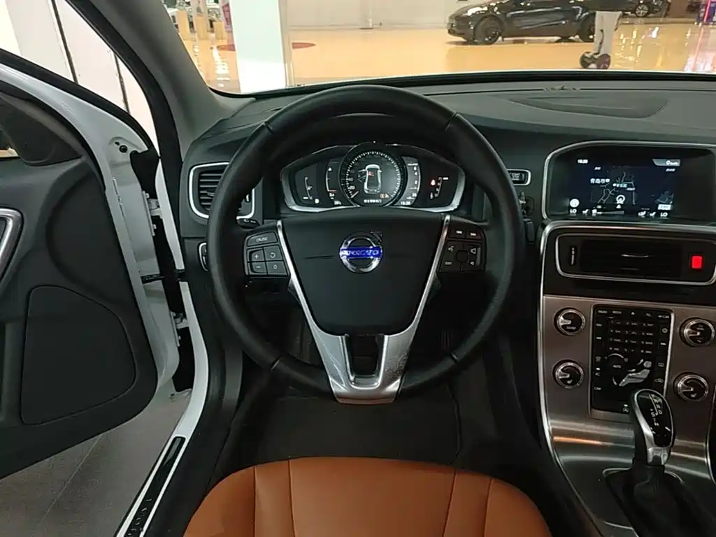 Volvo S60 2017 — фото 11