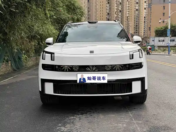 Lynk & Co 900 2025