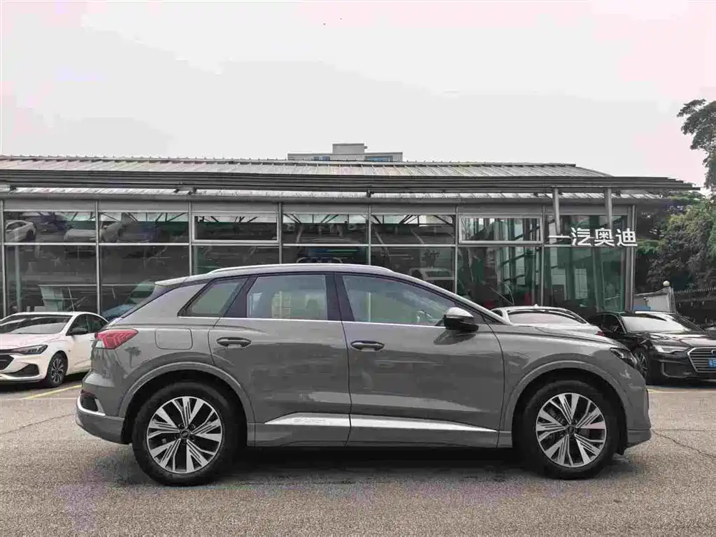 Audi Q4 e-tron 2025 — фото 3