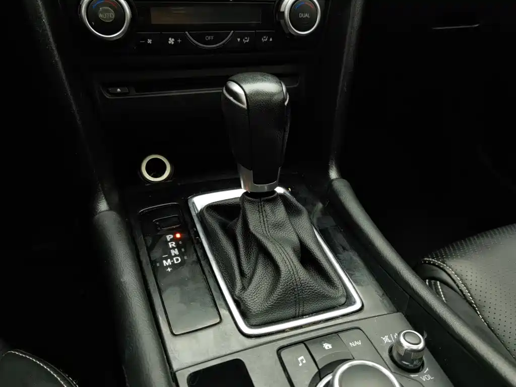 Mazda 3 Axela 2018 — фото 13