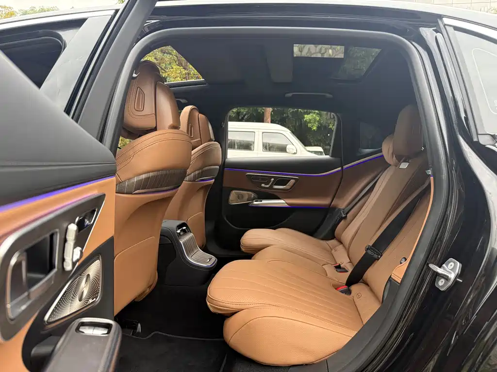 Mercedes-Benz E-Class 2025 — фото 10