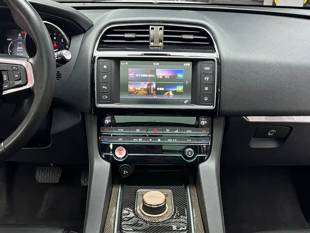 Jaguar F-PACE 2017 — фото 26