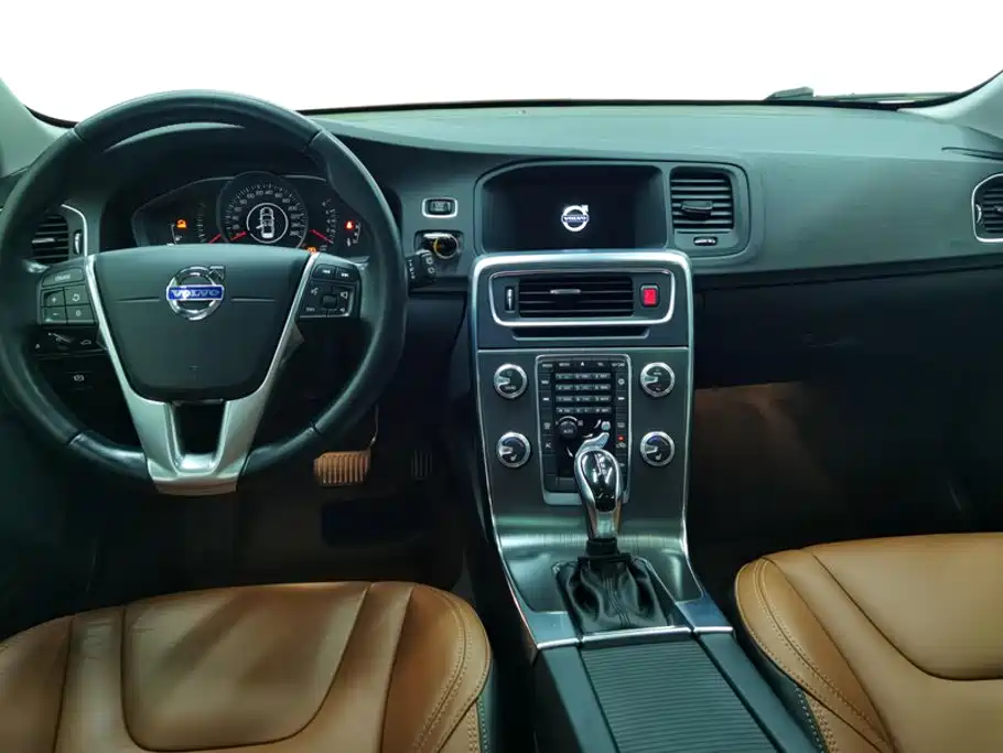 Volvo V60 2015 — фото 12