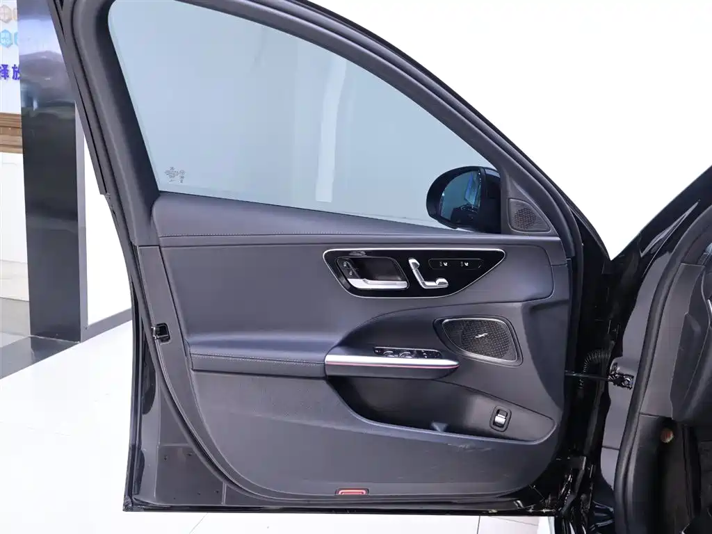 Mercedes-Benz C-Class 2025 — фото 18