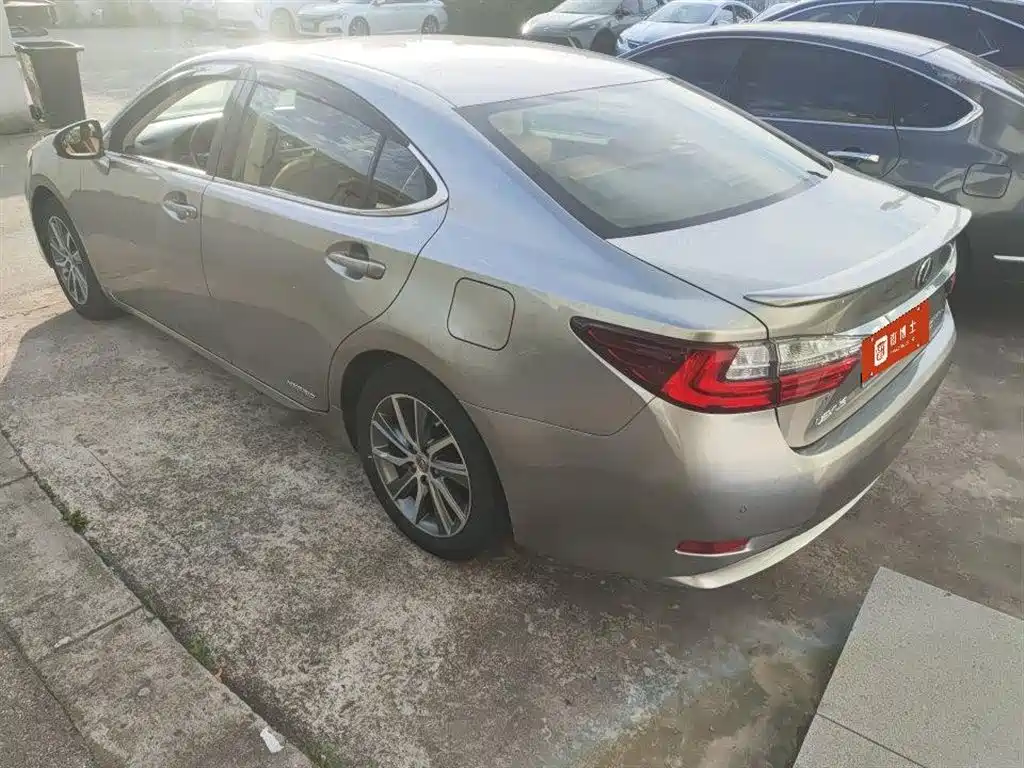 Lexus ES 2017 — фото 12