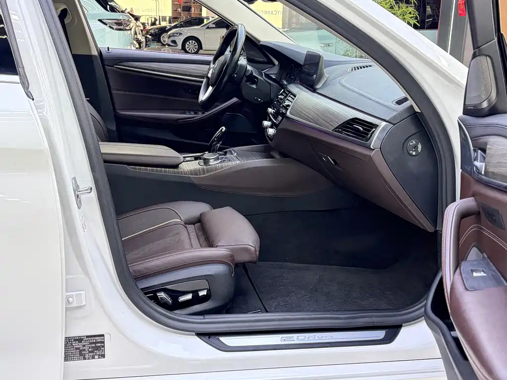 BMW 5 Series New Energy 2019 — фото 17