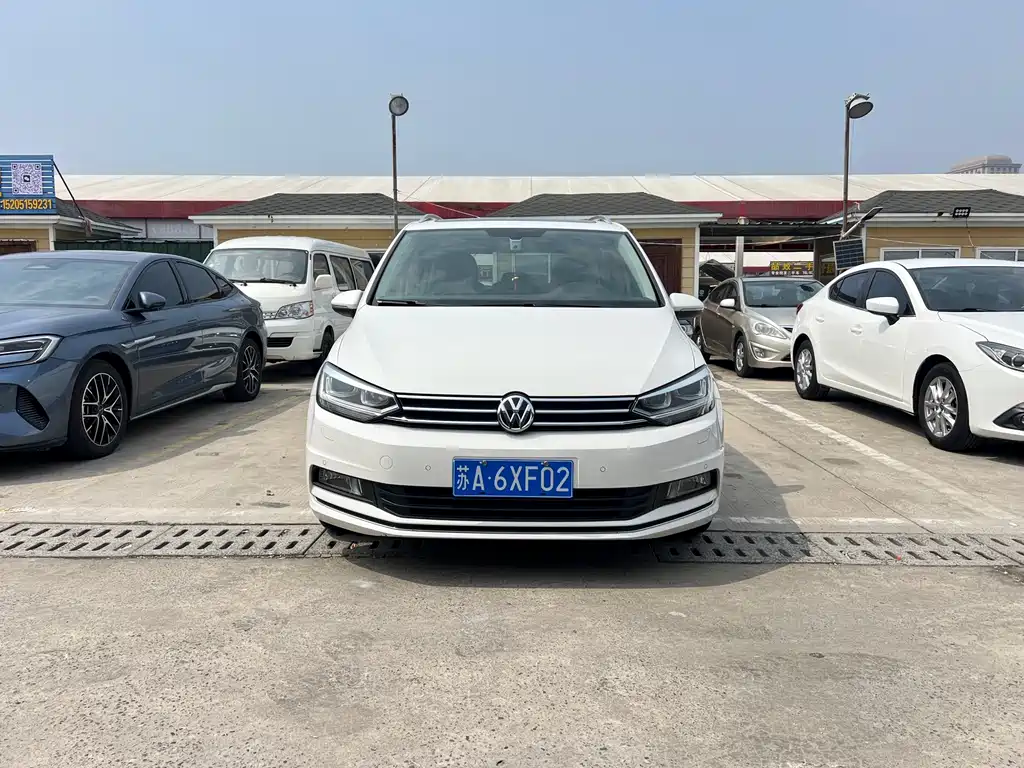 Volkswagen Touran 2017 — фото 1