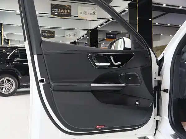 Mercedes-Benz C-Class 2024