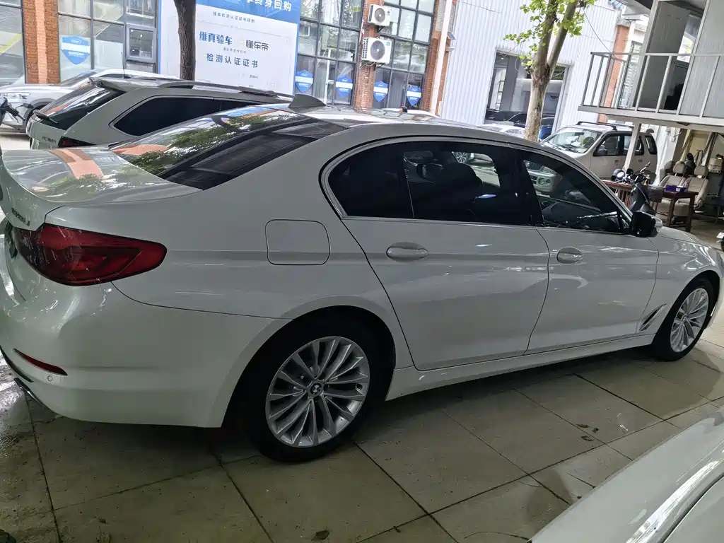 BMW 5 Series 2019 — фото 12
