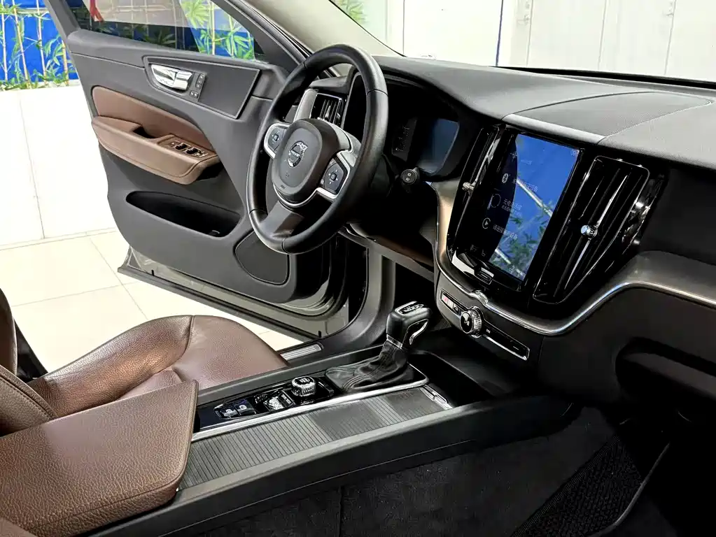 Volvo XC60 2018 — фото 21