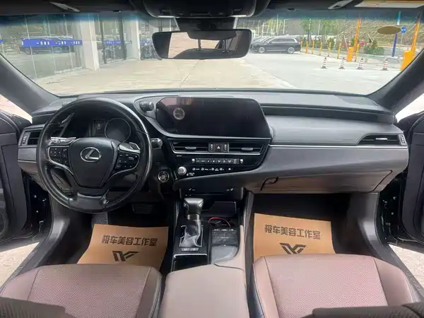 Lexus ES 2022