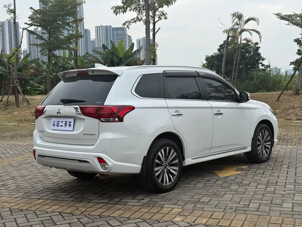 Mitsubishi Outlander 2021 — фото 14