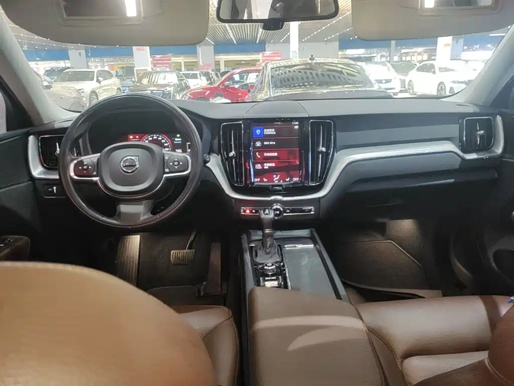 Volvo XC60 2019 — фото 10