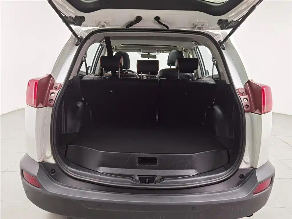 Toyota RAV4 2015 — фото 16