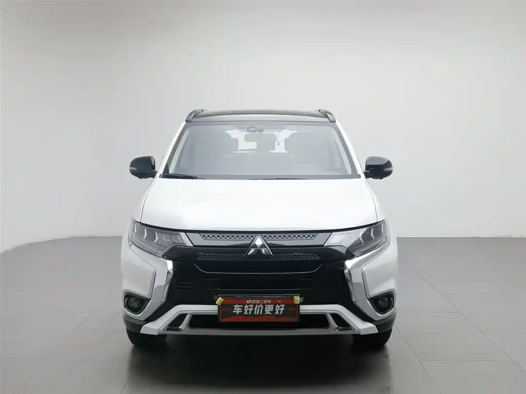 Mitsubishi Outlander 2023 — фото 3