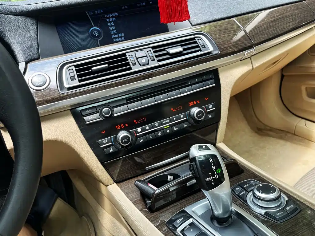 BMW 7 Series 2009 — фото 12