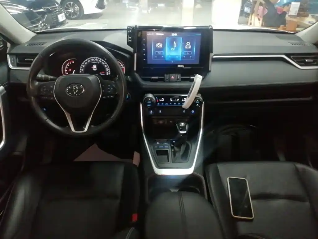 Toyota RAV4 2021 — фото 10