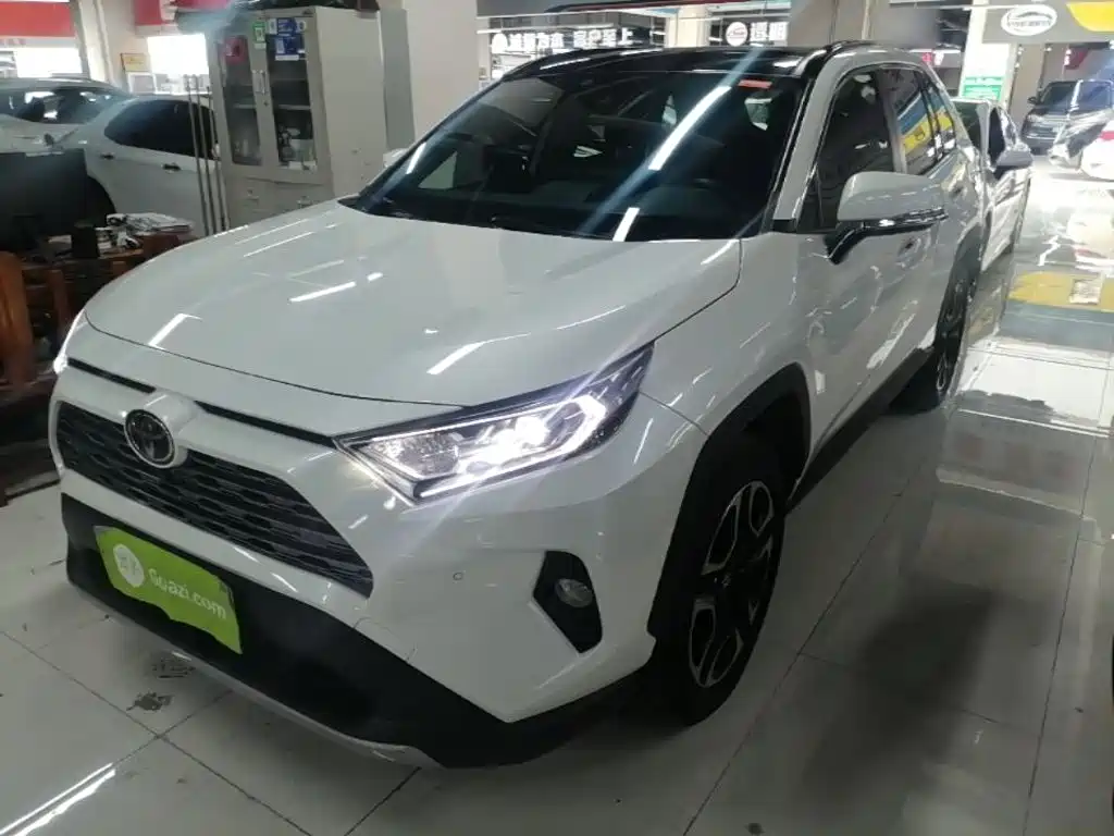 Toyota RAV4 2021 — фото 2
