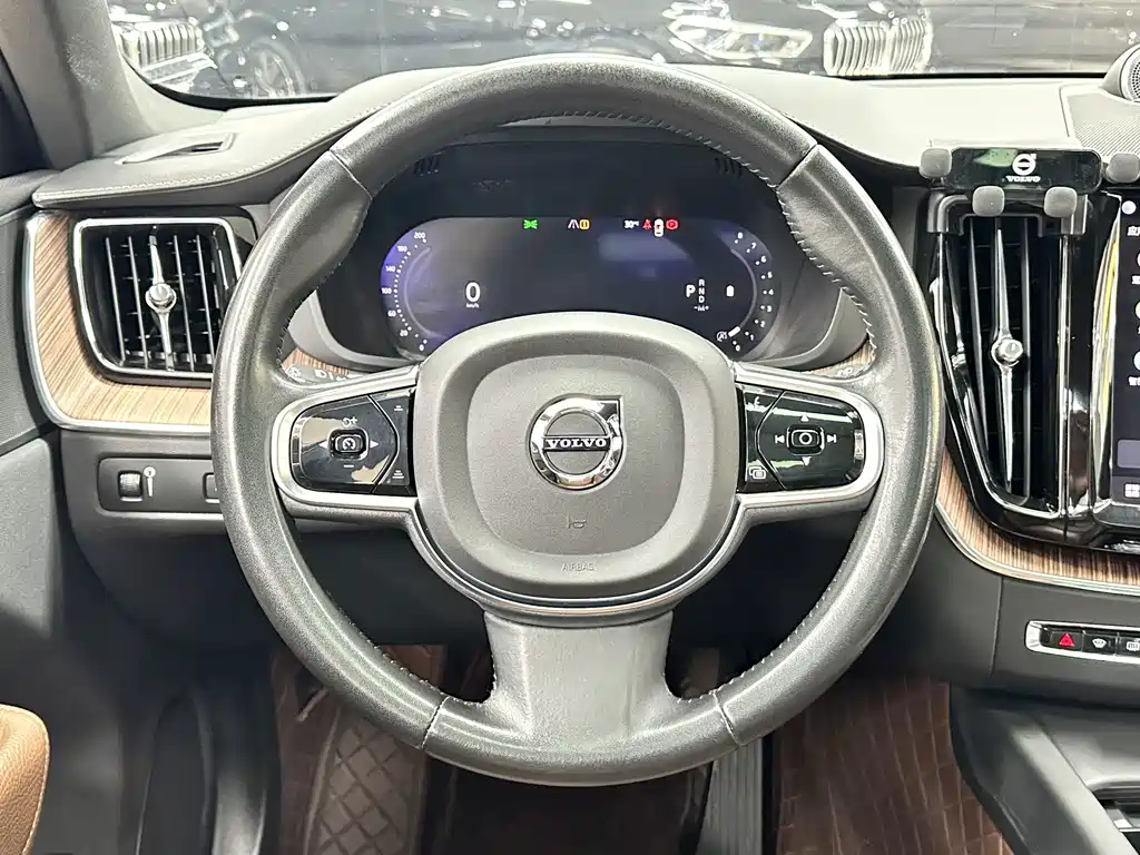 Volvo XC60 2021 — фото 18