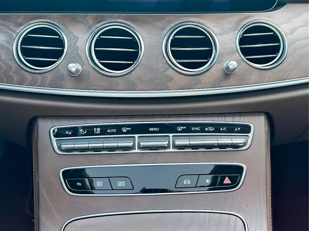 Mercedes-Benz E-Class 2022 — фото 13