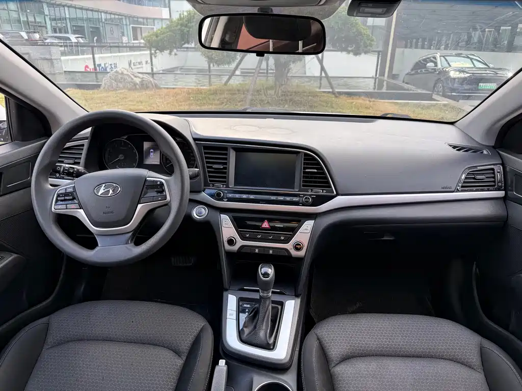 Hyundai Elantra 2018 — фото 16