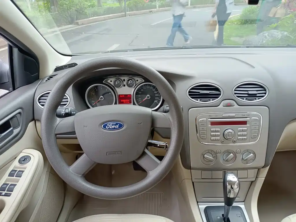 Ford Focus 2013 — фото 12