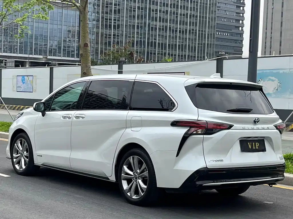 Toyota Sienna 2024 — фото 10