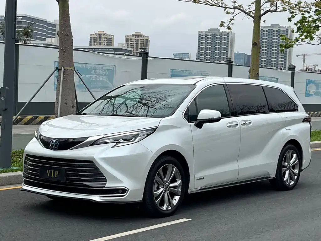 Toyota Sienna 2024 — фото 1