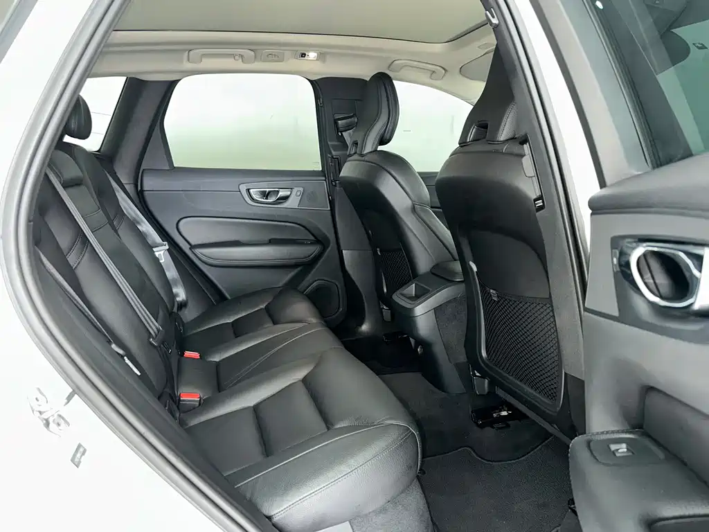 Volvo XC60 2019 — фото 12