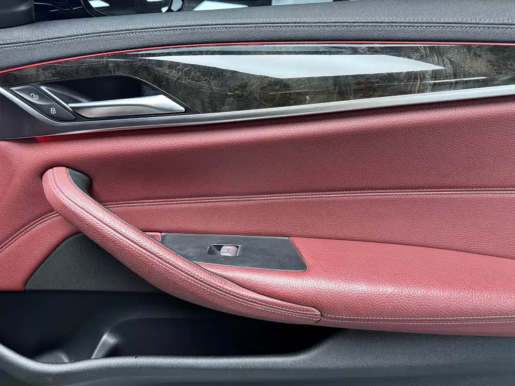 BMW 5 Series 2019 — фото 17