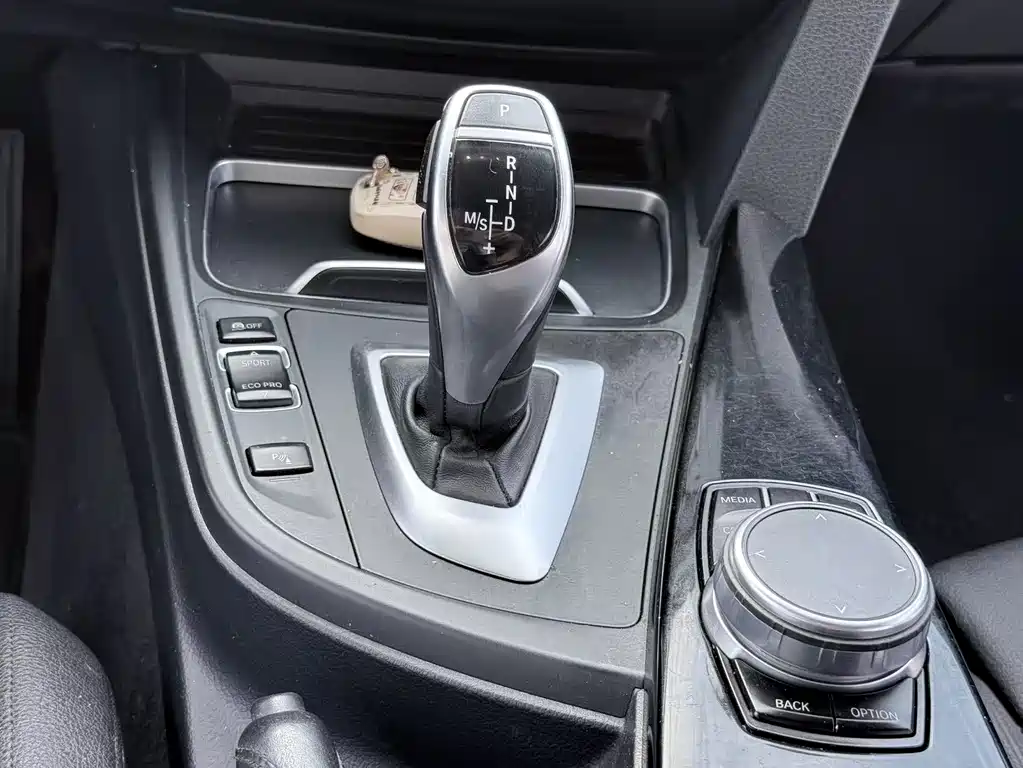 BMW 3 Series 2018 — фото 17