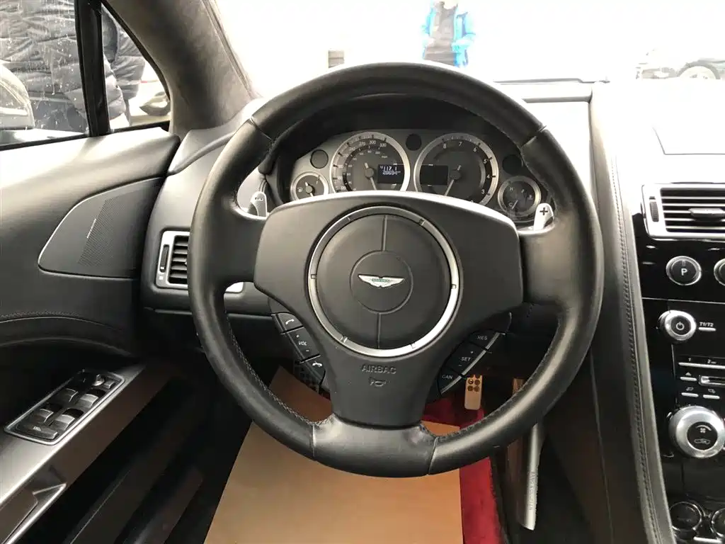 Aston Martin Rapide 2018 — фото 19