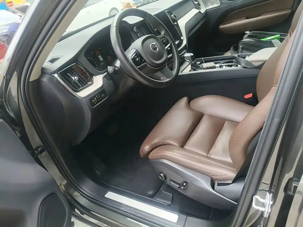 Volvo XC60 2019 — фото 15