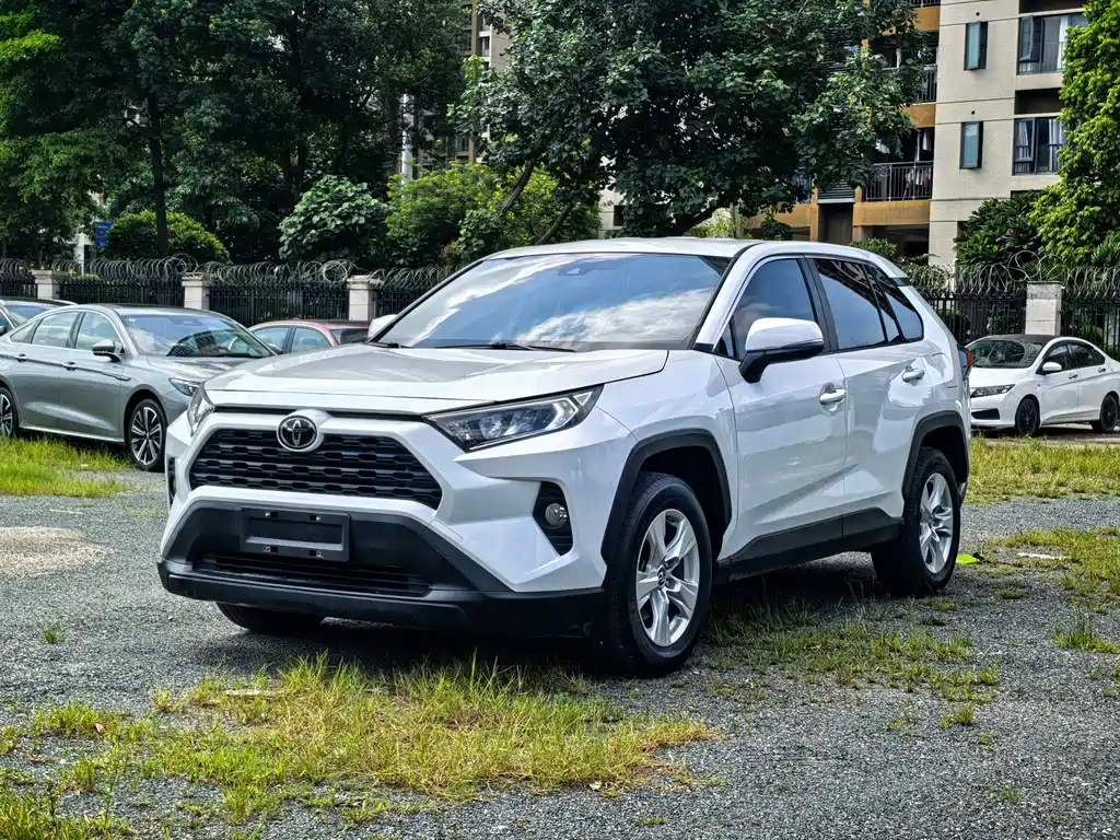 Toyota RAV4 2022 — фото 1