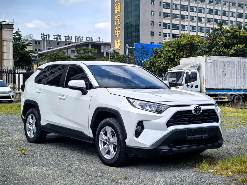 Toyota RAV4 2022 — фото 3