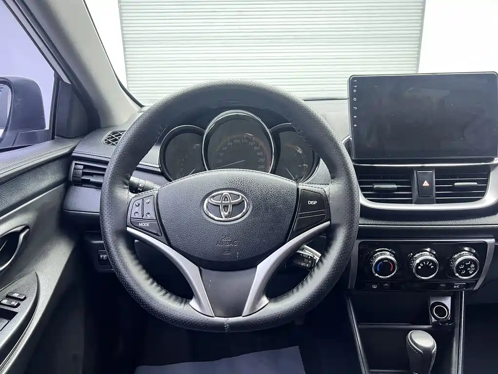 Toyota Yaris L 2022 — фото 10