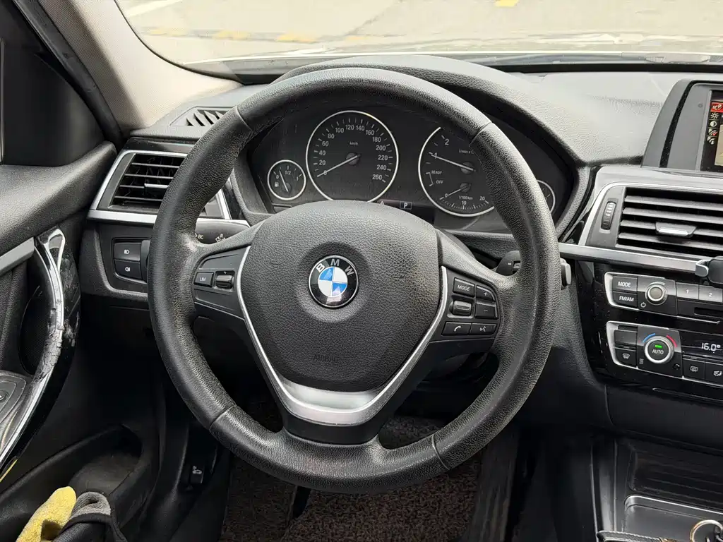 BMW 3 Series 2017 — фото 14