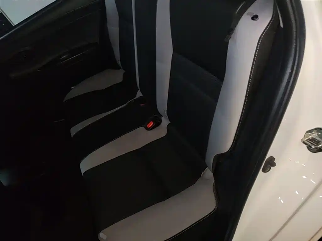 Toyota Yaris L 2020 — фото 17