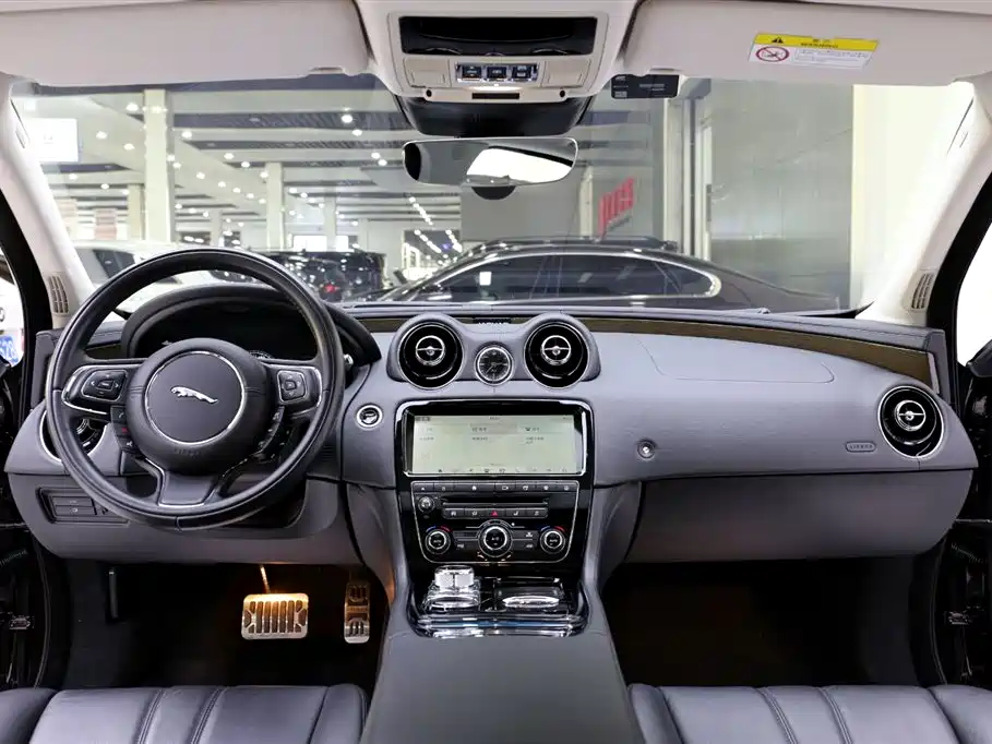 Jaguar XJ 2019 — фото 9
