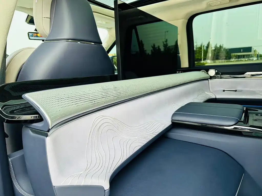 Lincoln Navigator One 2023 — фото 12