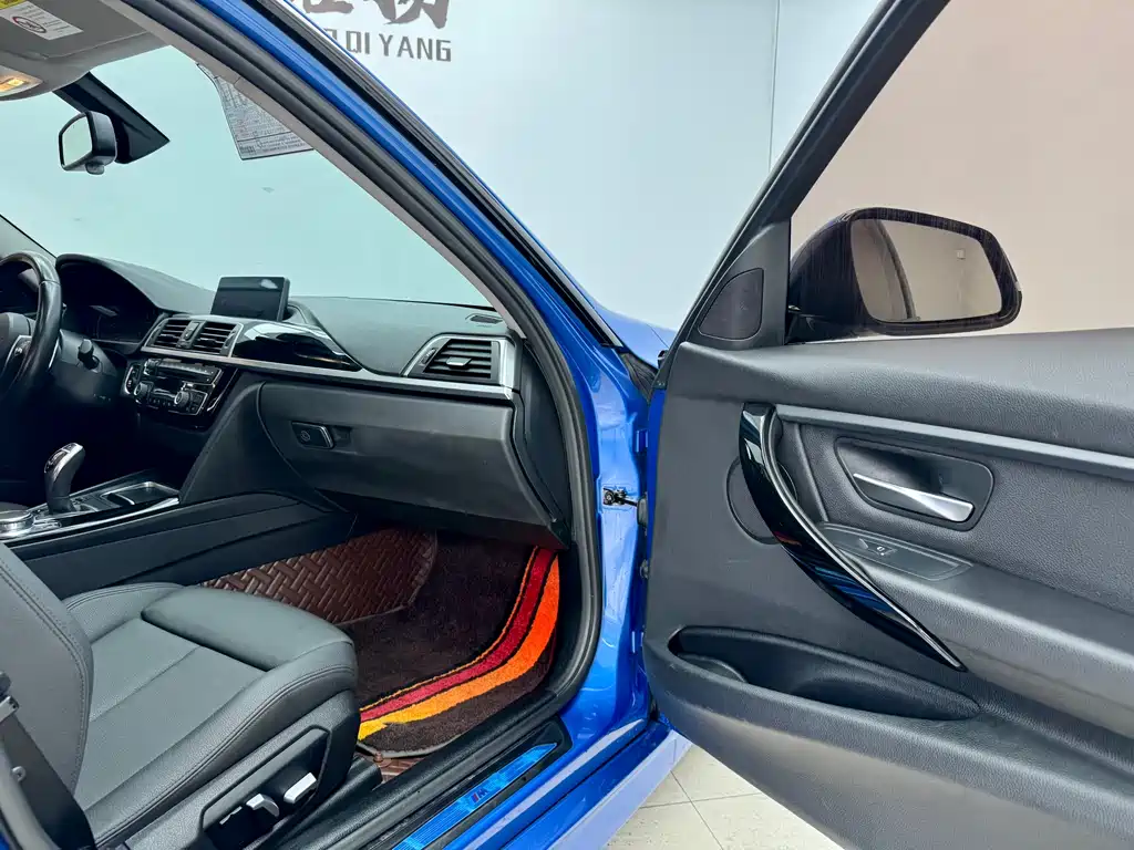 BMW 3 Series 2018 — фото 12