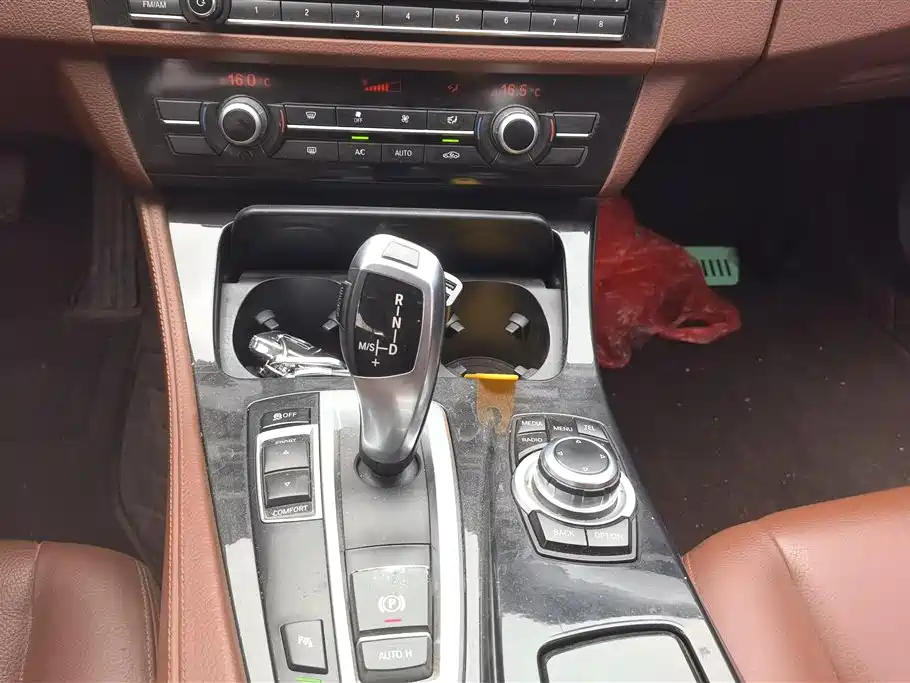 BMW 5 Series 2014 — фото 16