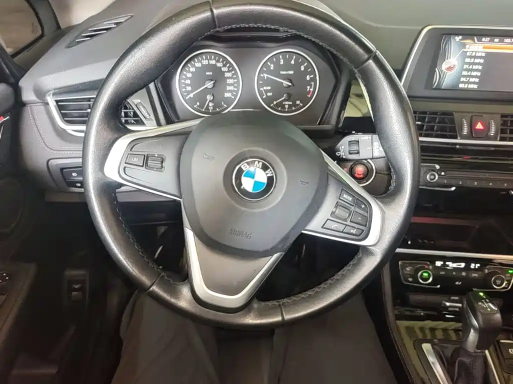 BMW 2 Series Wagon 2017 — фото 11