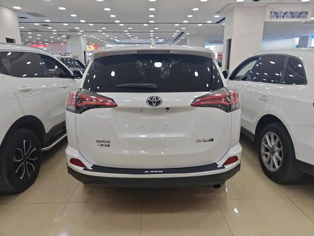 Toyota RAV4 2019 — фото 6