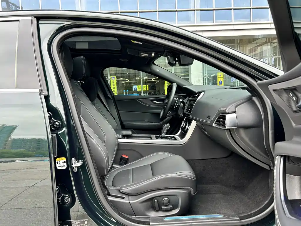 Jaguar XEL 2023 — фото 12