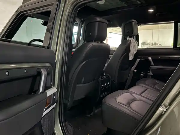 Land Rover Defender 2023