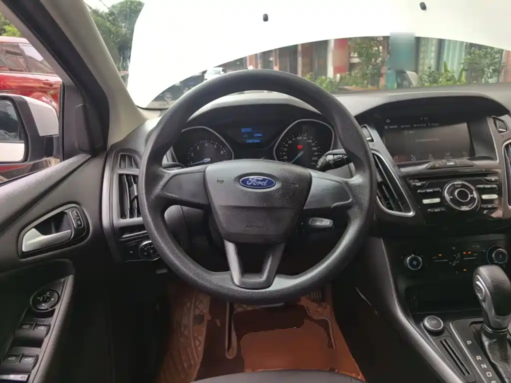 Ford Focus 2017 — фото 11