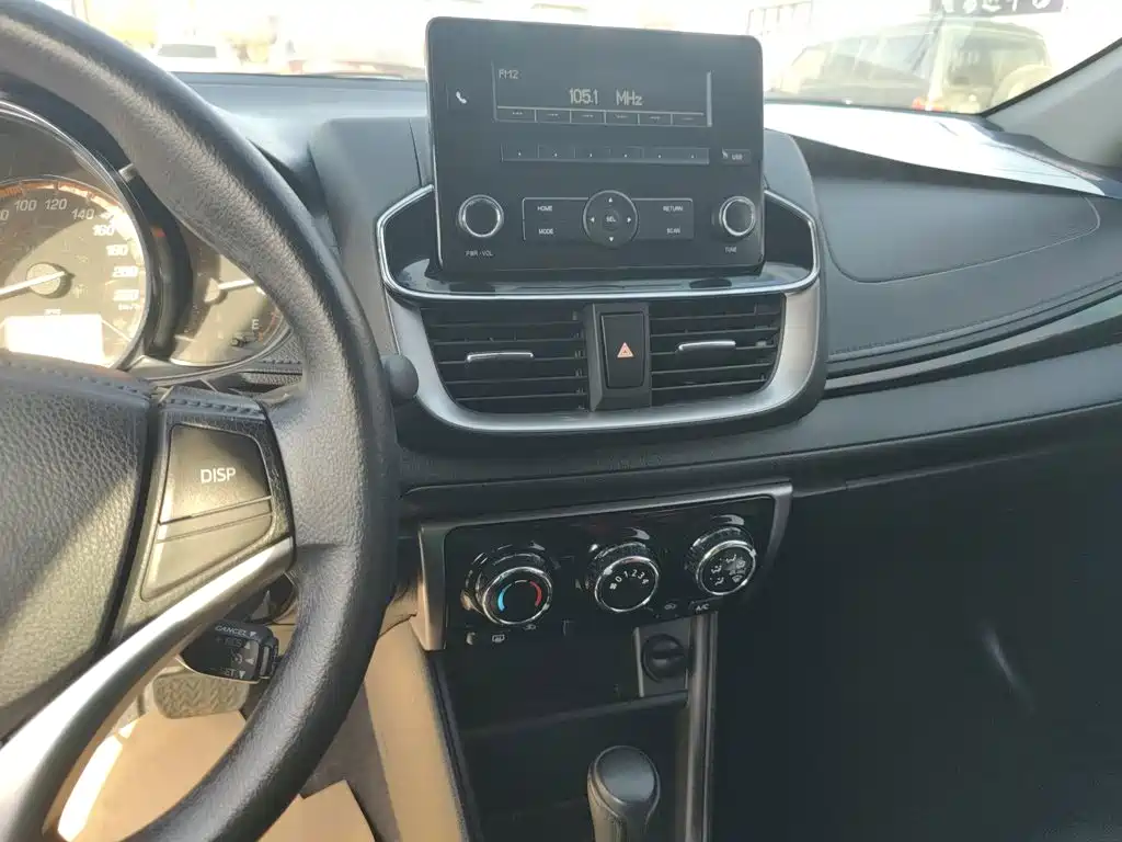 Toyota Yaris L 2022 — фото 10