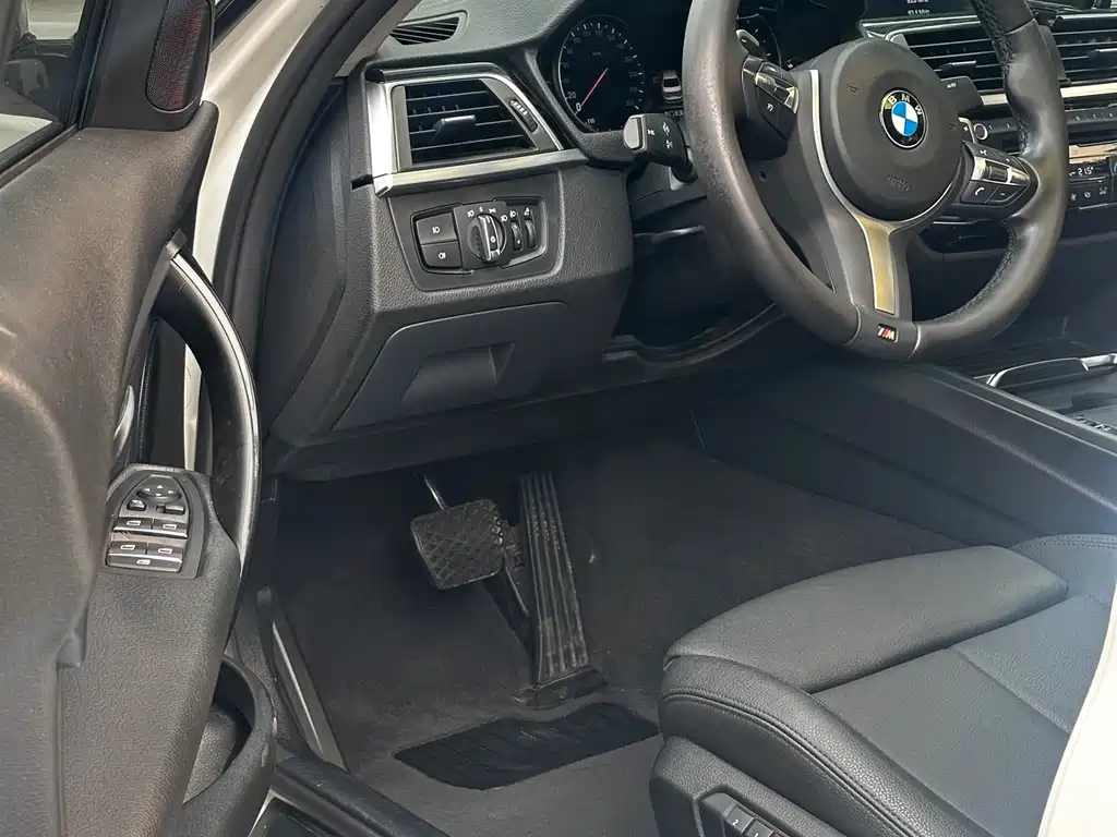 BMW 3 Series 2019 — фото 10